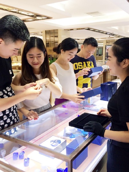 港福珠寶【唯愛星系】鉆石情侶對(duì)戒火爆七夕珠寶市場(chǎng)！