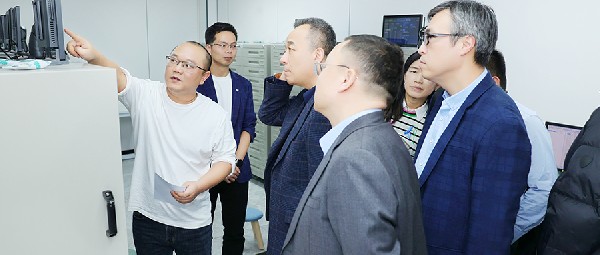 資訊丨國(guó)家珠寶玉石首飾檢驗(yàn)集團(tuán)有限公司黨委書記、董事長(zhǎng)王寶民，深圳實(shí)驗(yàn)室主任丁汀一行蒞臨港福調(diào)研指導(dǎo)