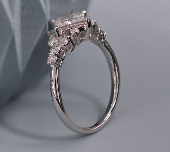 鉆石和莫桑石哪個(gè)更好