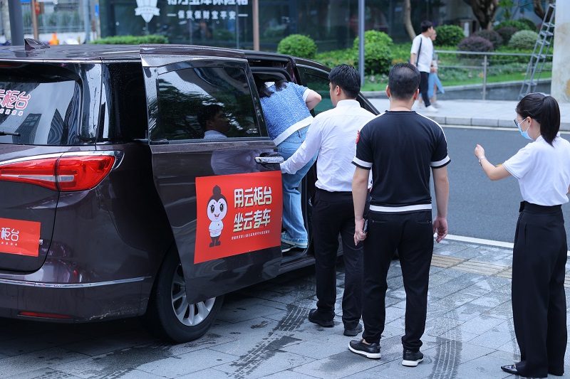 云柜臺(tái)免費(fèi)專(zhuān)車(chē)